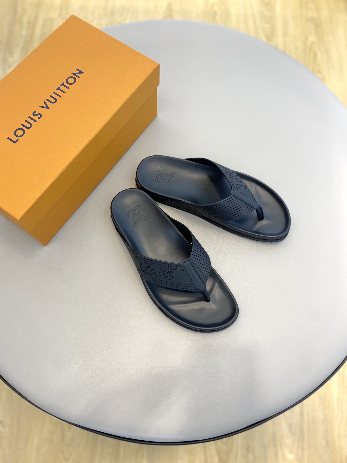 Louis Vuitton Mirabeau Thong Men Shoes – Ganebet Store – Ganebet Store