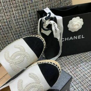 Chanel Pre-Owned 2000 CC polka dot dangle clip-on earrings