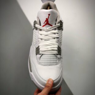 More photos of the anticipated Nike Air Jordan 3 OG True Blue has arrived via