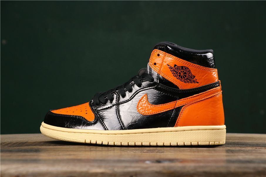 Jordan 1 Negro Con Naranja - Ganebet Store