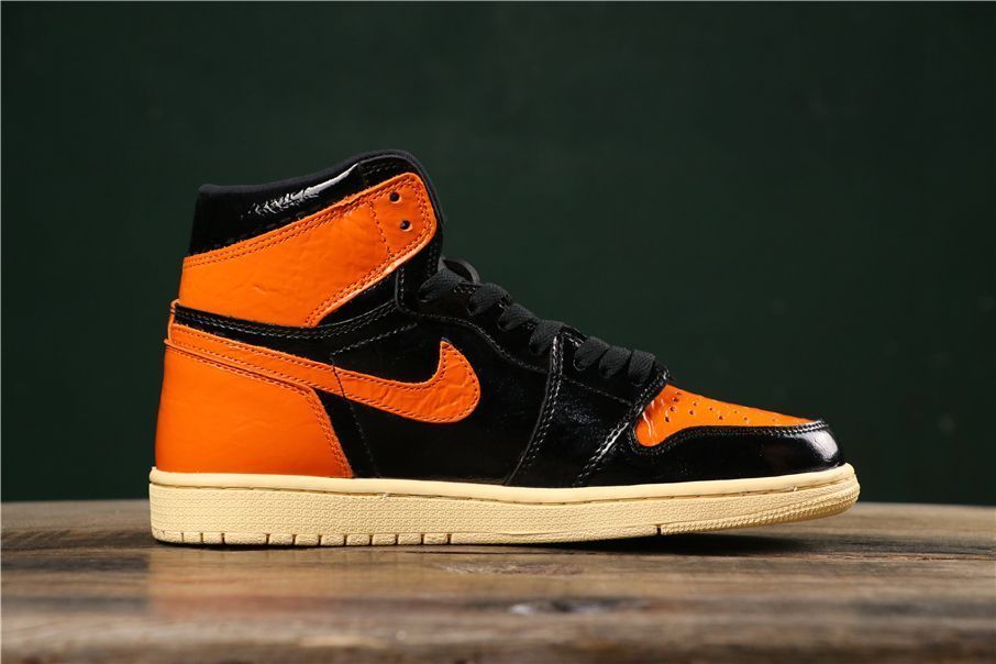 Jordan 1 Negro Con Naranja - Ganebet Store